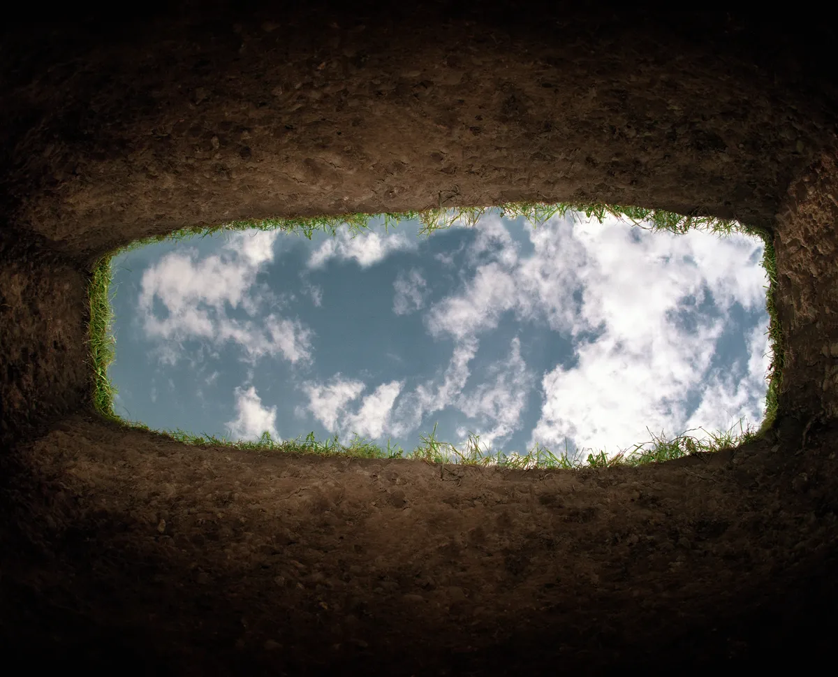 A személyiségtesztben szereplő kép egy sírgödörről.