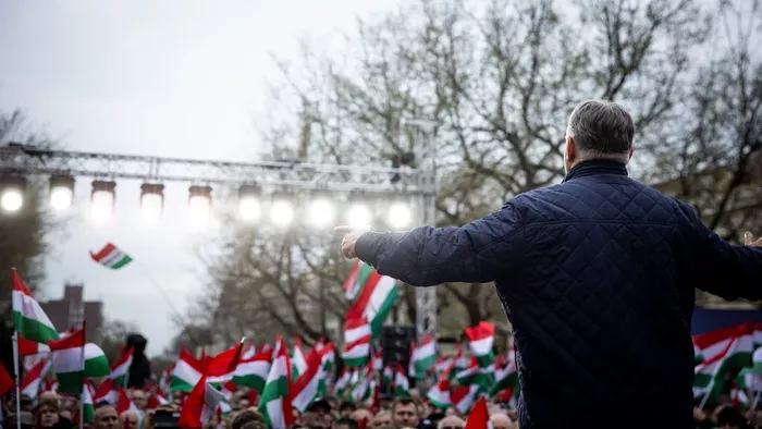 Így biztatta a hatalmas tömeg a szakadó esőben Orbán Viktort