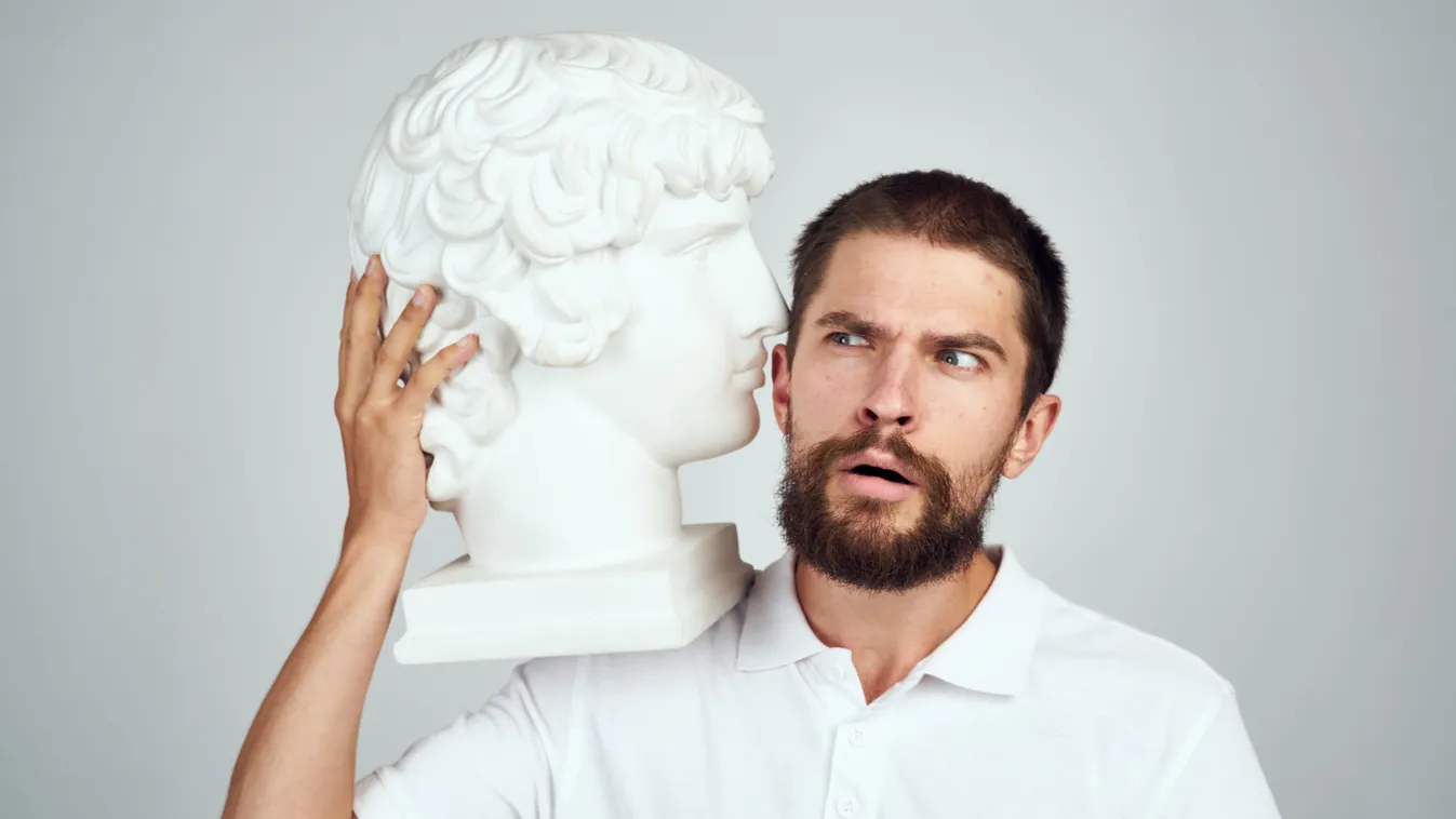 Egy görög istenszobor fejét tartó férfi a műveltségi kvízben.