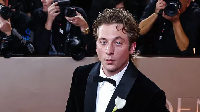 Alsógatya modellként indultak rá a nők Jeremy Allen White-ra