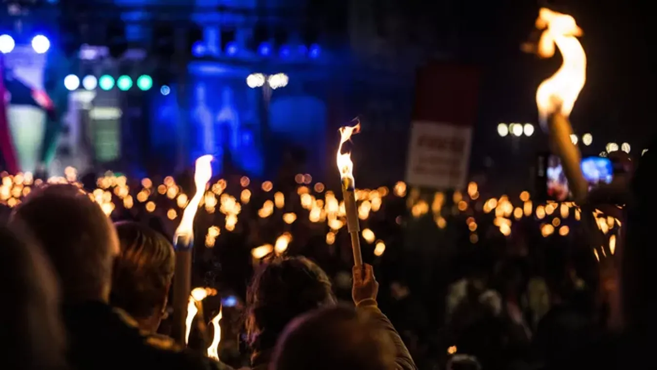 "Fáklyánk fényével üzenjük meg, hogy a magyar békeszerető nép" - Kaposvár főtere tűzbe borult