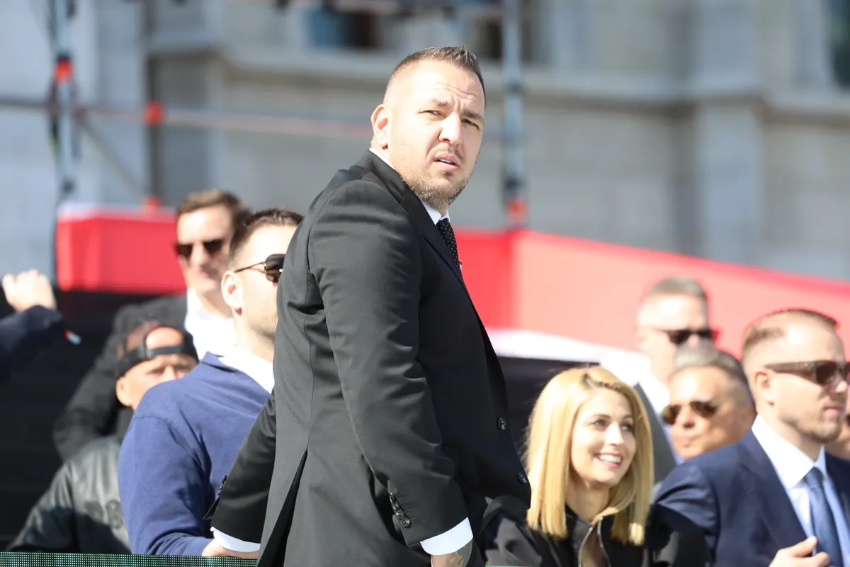 Curtis a béke pártján áll, míg Majka fröcsög.