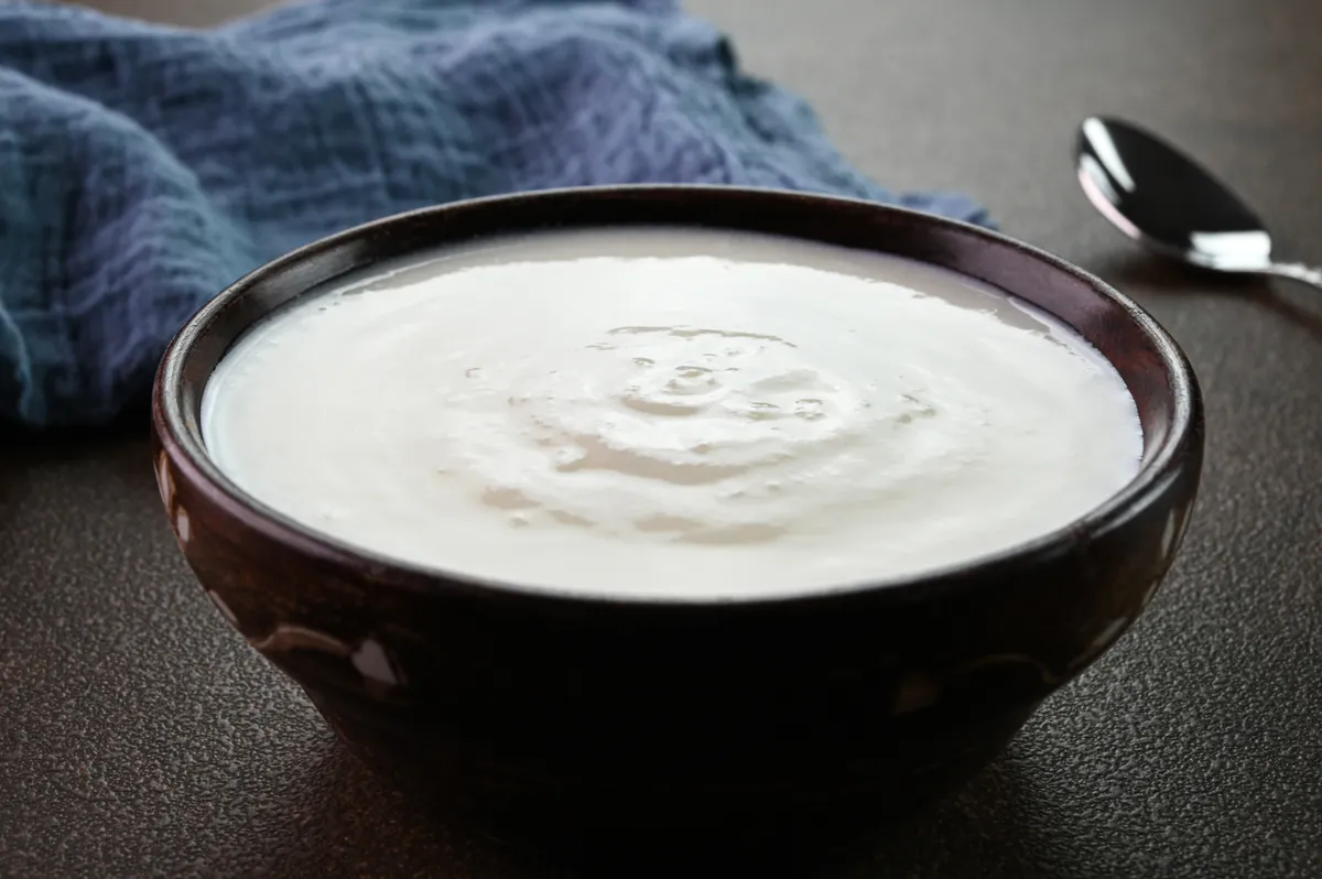 Joghurt, ami számtalan házi hajpakolás alapját adja.