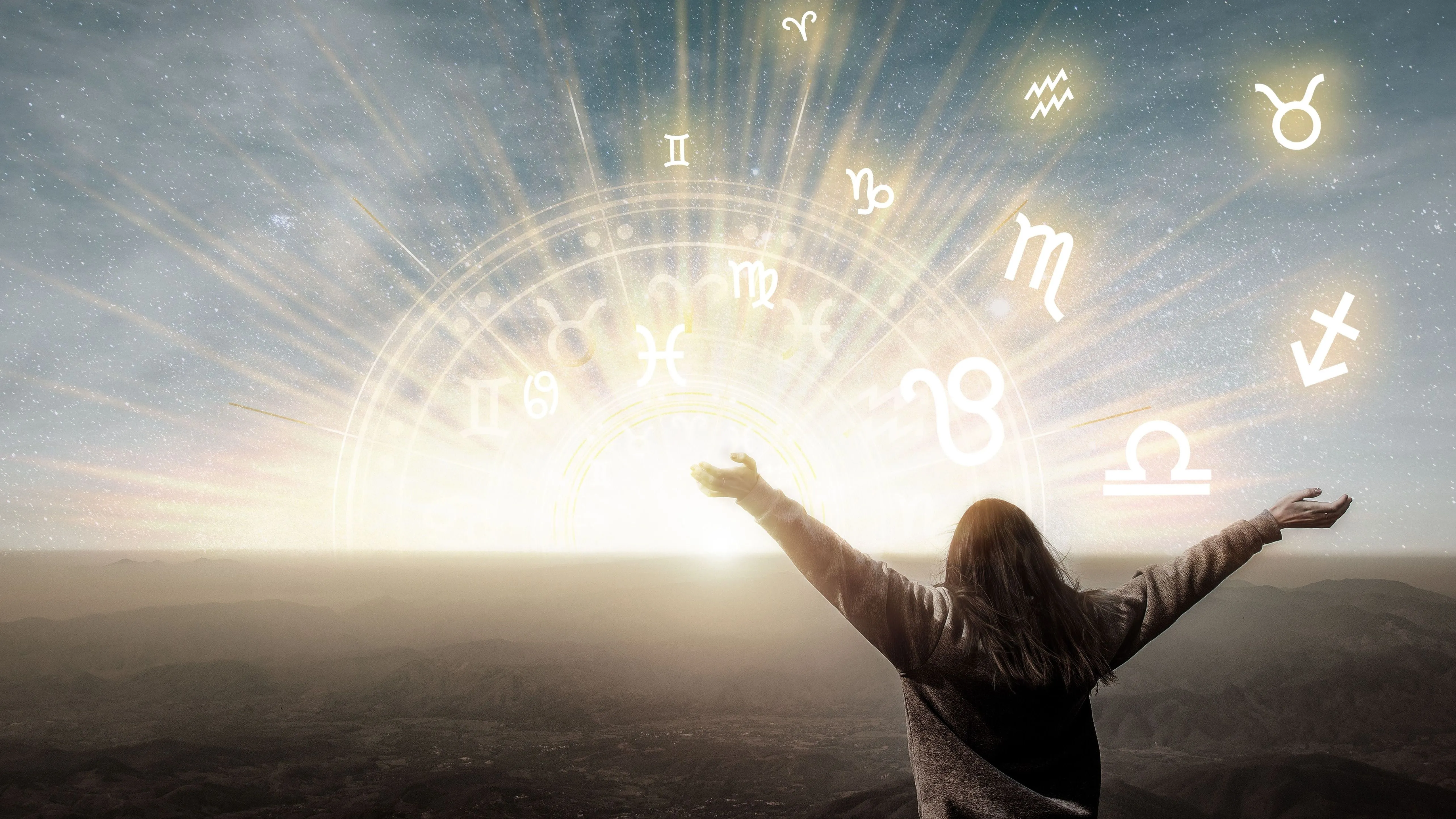 Horoszkópban szereplő csillagjegyek égbolton megjelenő szimbólumait ünneplő nő napkeltekor