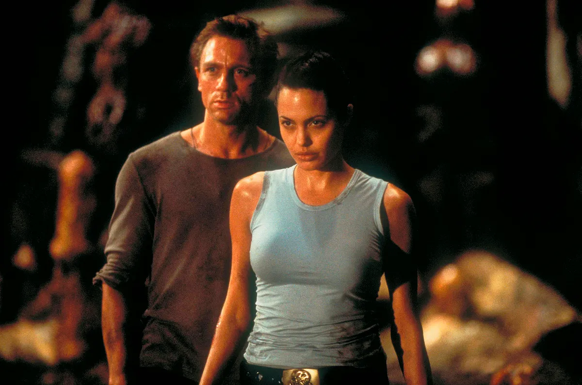 Daniel Craig és Angelina Jolie a Lara Croft: Tomb Raider film egyik jelenetében.