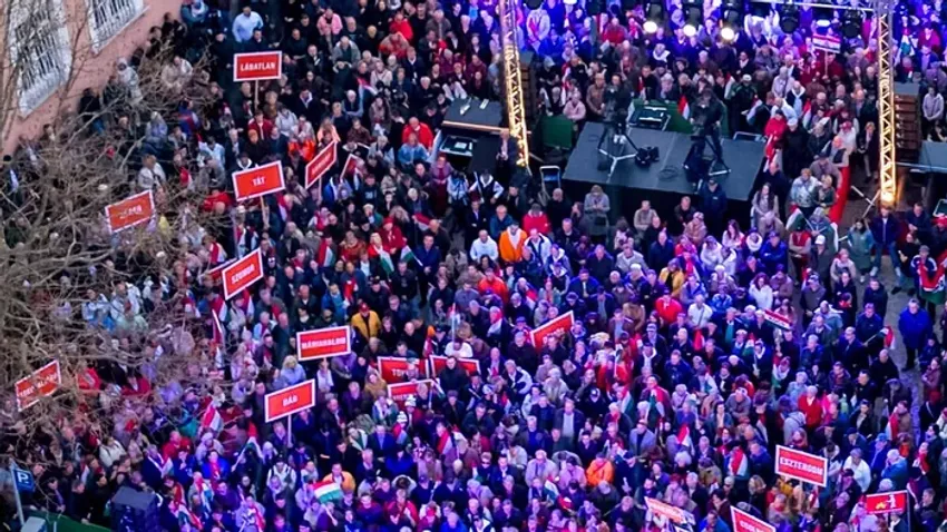 Elképesztő embertömeg: Esztergom is Orbán Viktor mellett áll