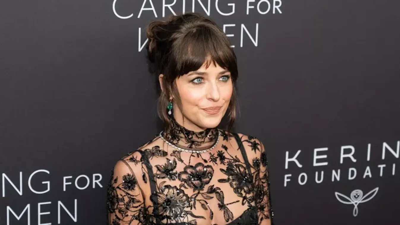 Nagyon merész: ledobta a textilt a Szürke ötven árnyalata sztárja