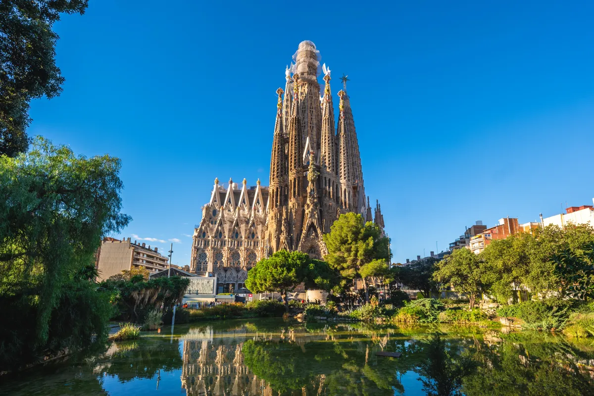 A Sagrada Familiának otthont adó Barcelona megemeli az idegenforgalmi adó mértékét.