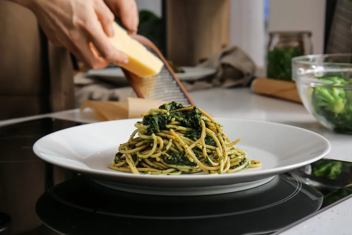 Frissen tálalt spenótos spagetti reszelt sajttal