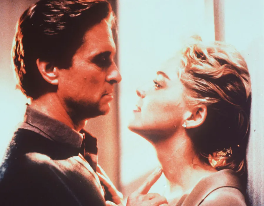 Michael Douglas és Sharon Stone az Elemi ösztön egy jelenetében.