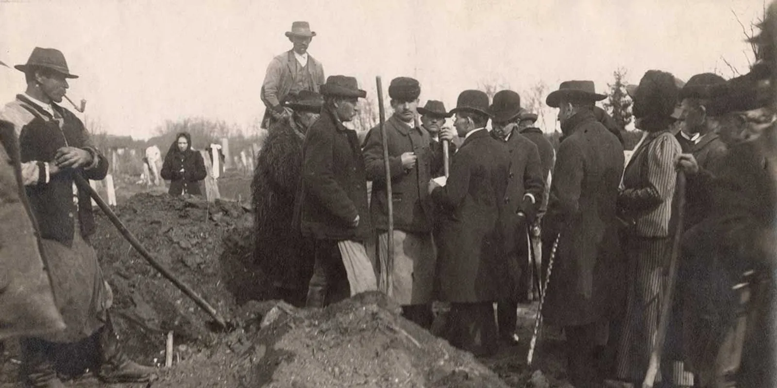 Képeken a szatmári tűzkatasztrófa: 312 ember halt meg