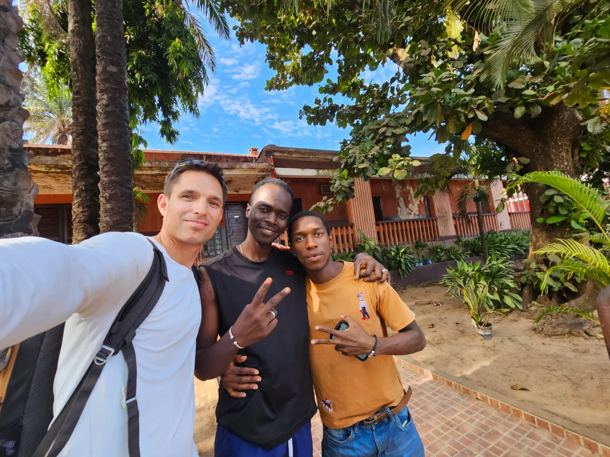 Maleczki Alfréd afrikai fiatalokkal.