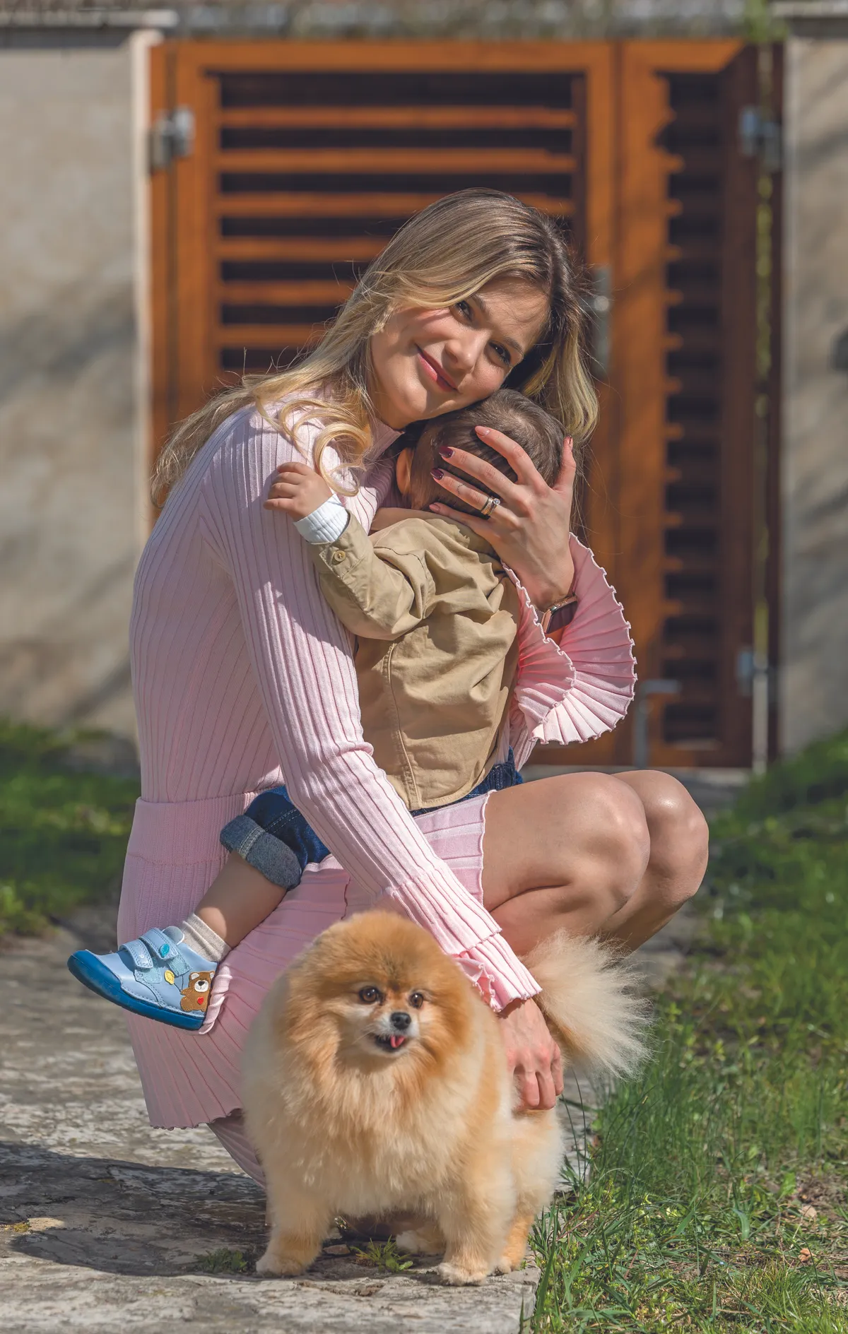 Weisz Fanni kisfiával és kutyájával