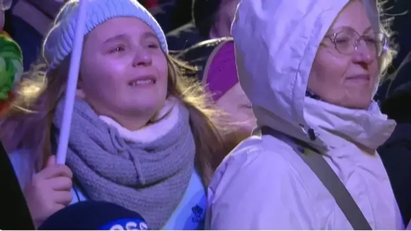 Könnyeikkel küszködtek az emberek Győrben, amikor Orbán Viktor a Fidesz és a Tisza közti különbségről beszélt