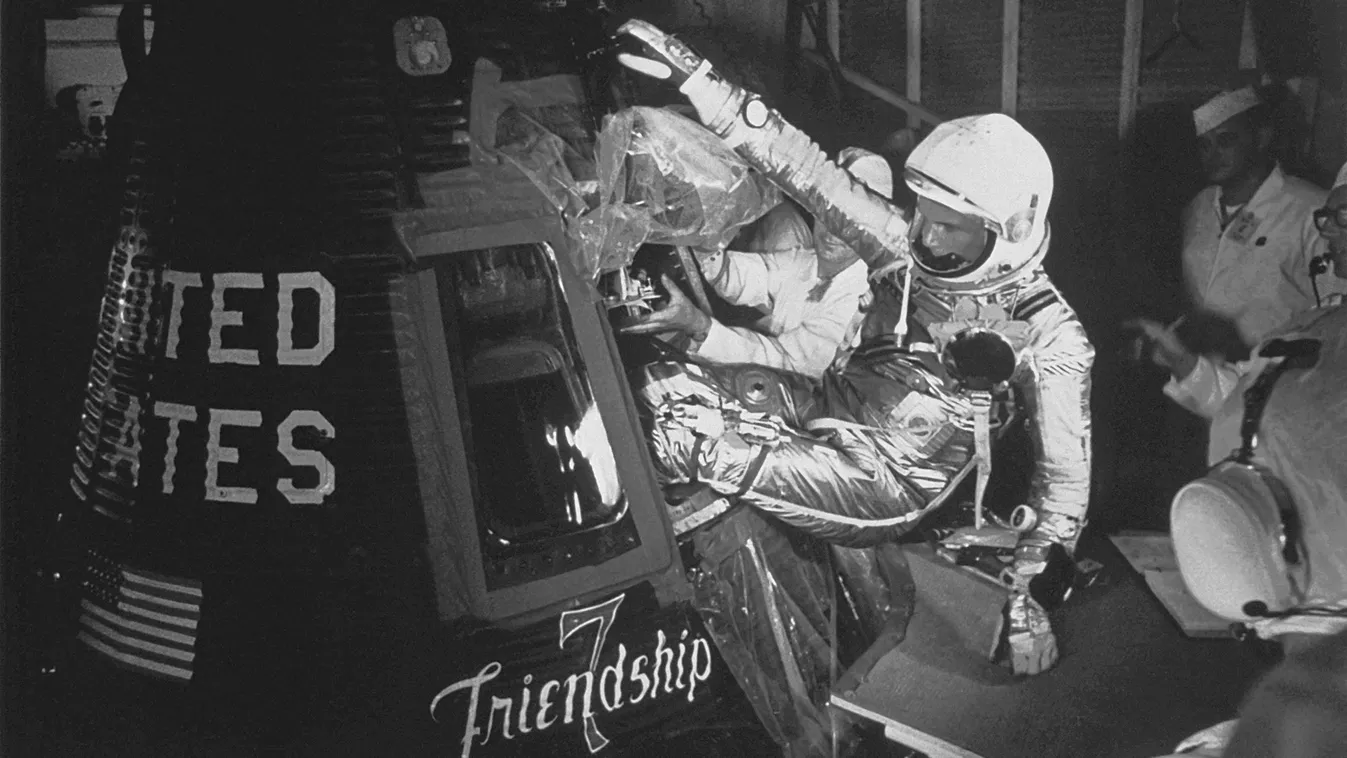 John Glenn amerikai űrhajós beszáll a Friendship 7 űrkapszulába. 