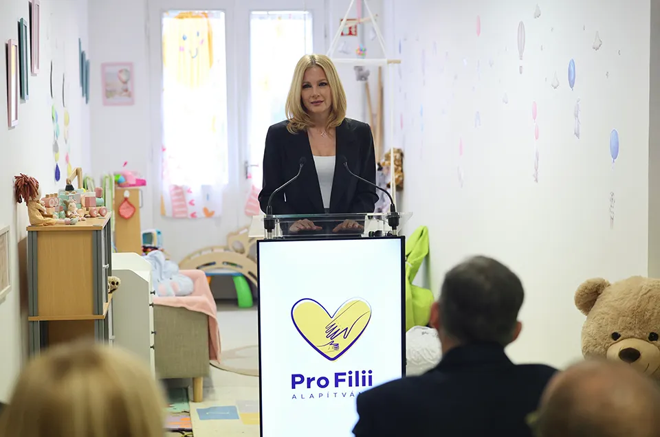 Pro Filii alapítvány kuratóriumi elnöke beszédet mond