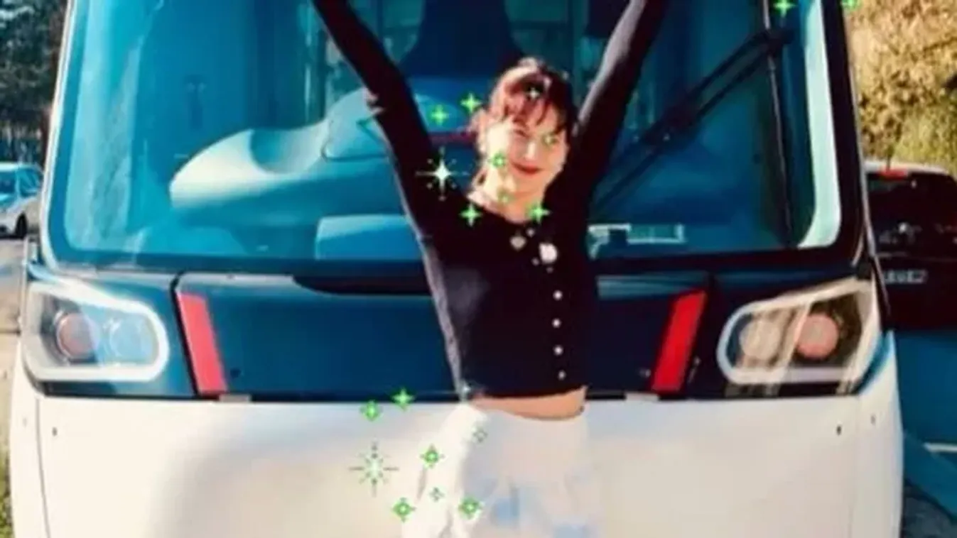 Hivatalosan is feleségül ment kedvenc villamosához a 44 éves nő