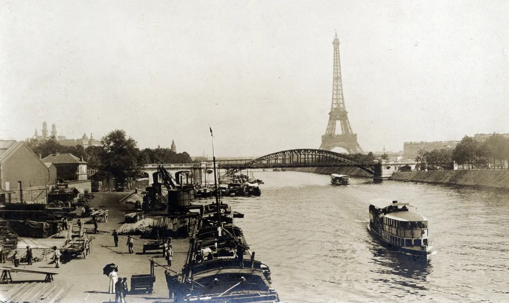 Egy másik párizsi perspektíva: kilátás a Pont de Grenelle-ről a Szajnára, szemben a Pont Rouelle, mögötte pedig az Eiffel-torony 1914-ben.