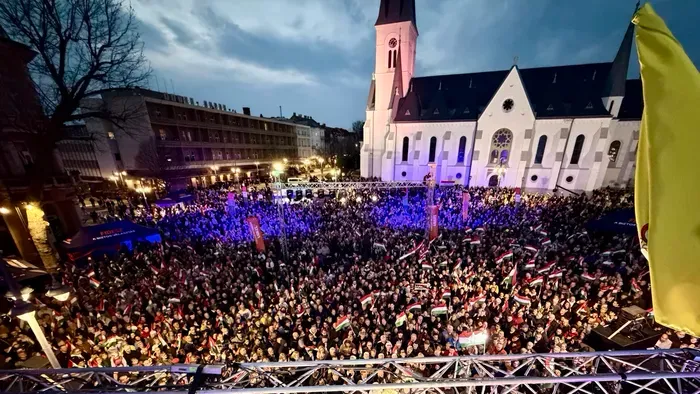 Hatalmas a tömeg Kaposváron, zúg a "Hajrá Fidesz"