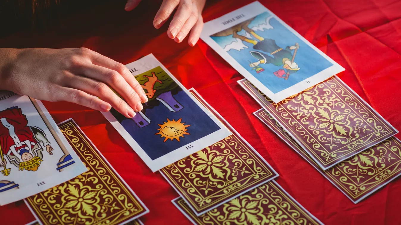 Tarot kártyát vető jósnő a személyiségtesztben.