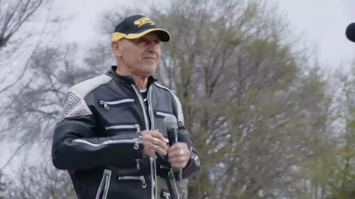 Hideg ide vagy oda: Óriási tömeg énekelt Pataky Attilával Orbán Viktor ócsai országjárásán