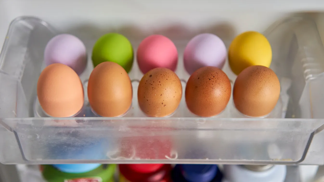 A húsvéti főtt tojás tárolása a hűtőben.