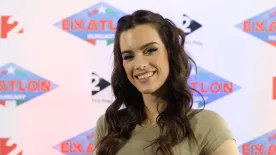 Gelencsér Timi nem szégyenlős: a pálmafa tövében pózolva is bátran villant