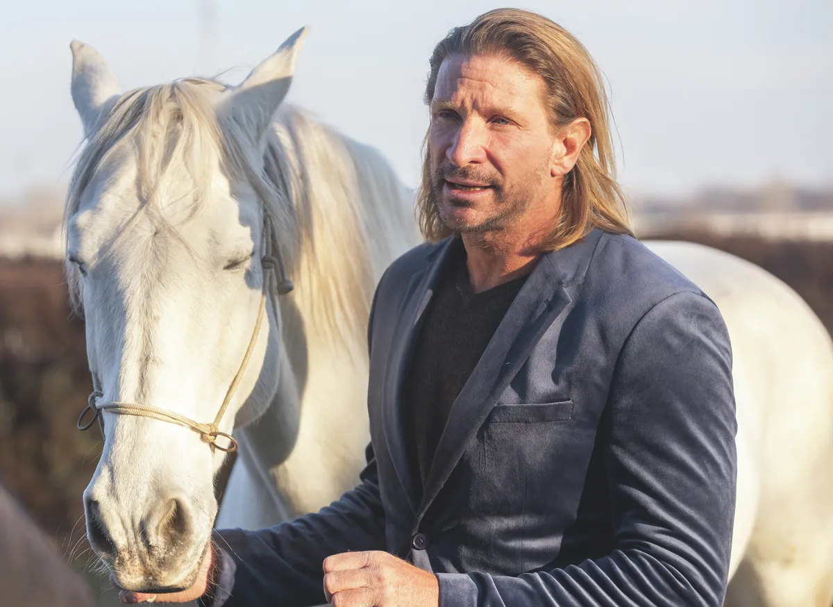 Pintér Tibor nagyon elfoglalt, mégis igyekszik rohanni anyukájához.