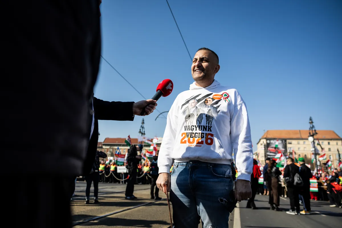 Gáspár Győző zebrás pulcsiban érkezett a Békemenetre.