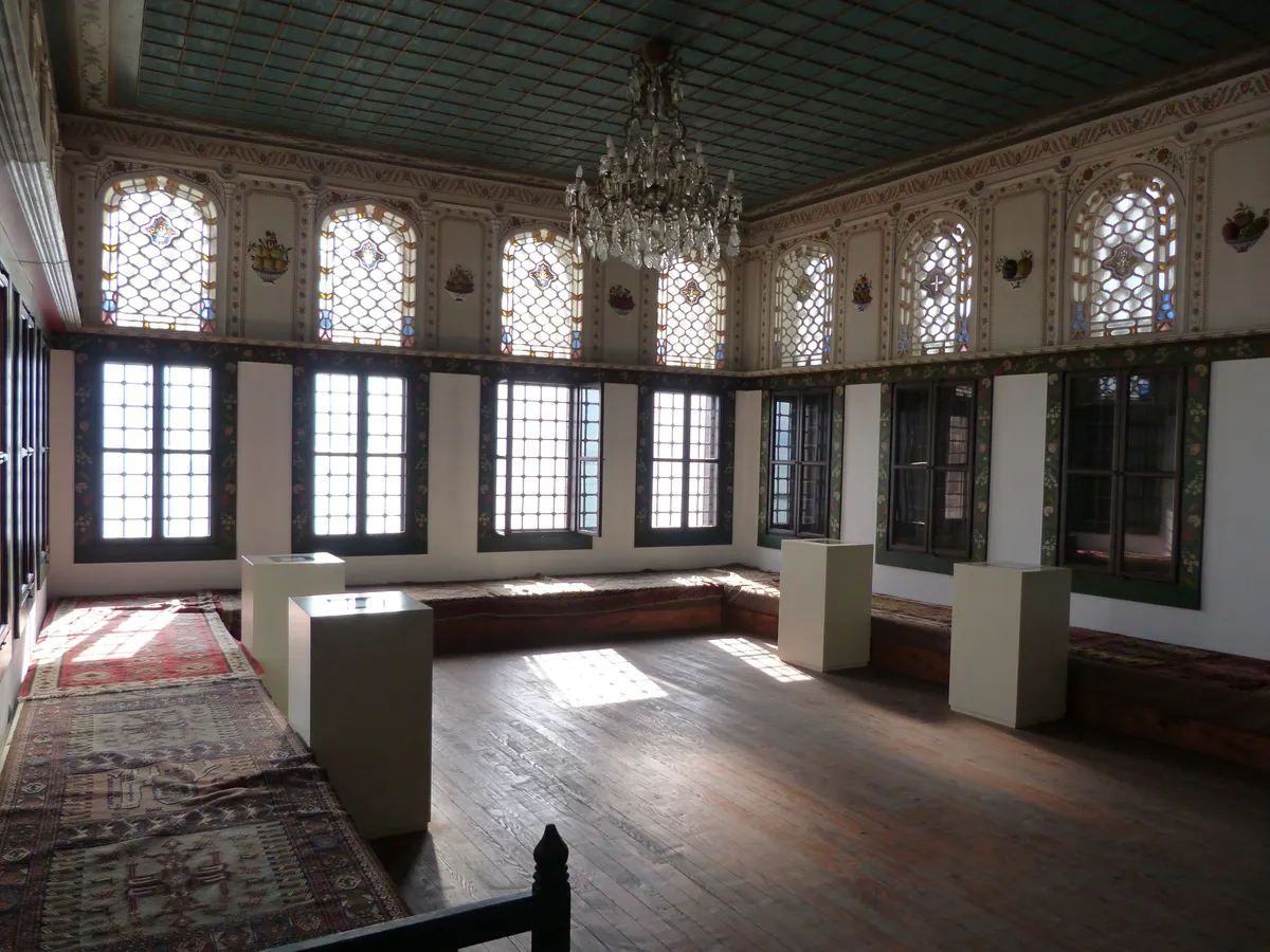 A rodostói Rákóczi Emlékház oszmán kori berendezésű fogadóterme.