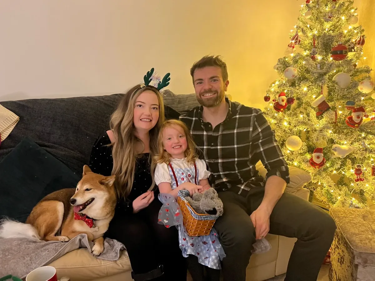 Laura Mahon kislányával és férjével