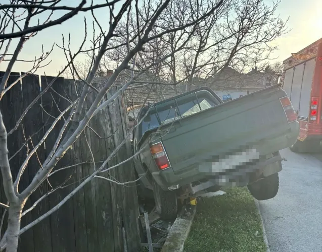 Bedrogozva ült a volán mögé egy 29 éves férfi, akit végül egy lakóház kerítése állított meg
