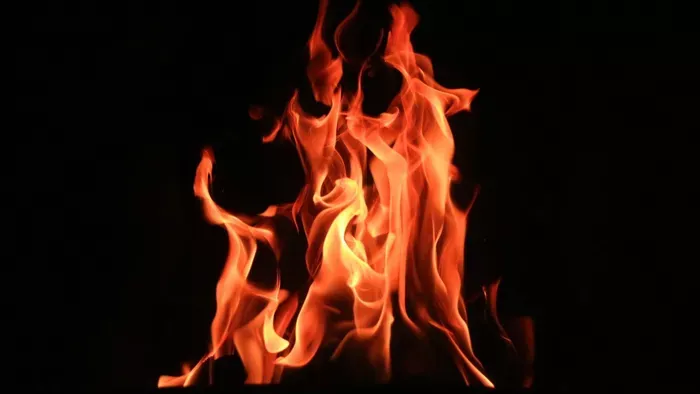 14 embert kellett kimenekíteni egy kigyulladt győri üzemből