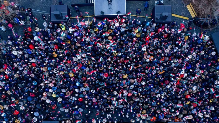 Fantasztikus felvételen az Orbán miatt összegyűlt embertömeg