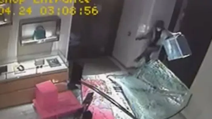 Kirabolták a luxusüzletet: itt vannak most a tettesek