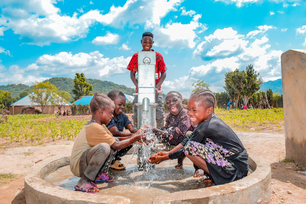 A víz világnapja kapcsán gyerekek pancxsolnak egy kútnál Afrikában.