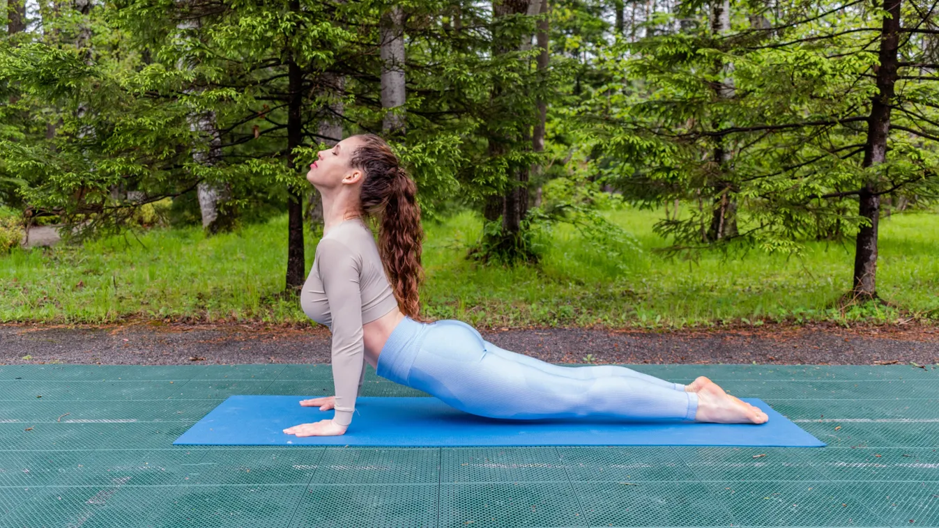 Fiatal nő hormonjóga gyakorlása közben a szabadban