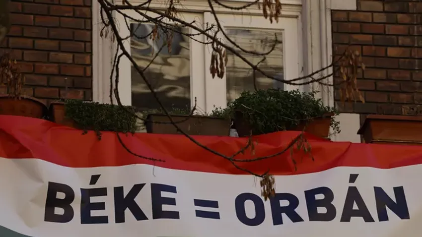 Plakátok a békemeneten