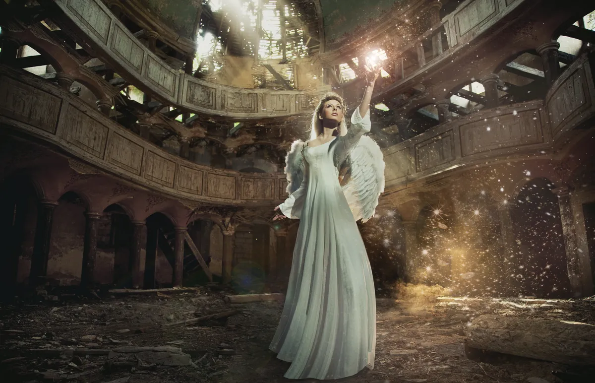 Egy angyali lény, aki fényt visz a pusztulásba