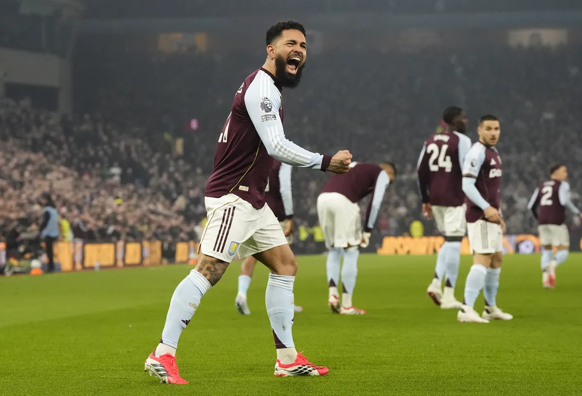 Douglas Luiz focista