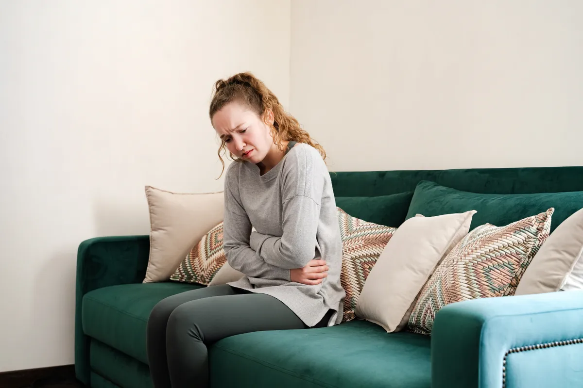 Fiatal nő hasi fájdalommal küzd.