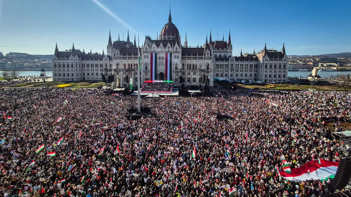 Több százezer ember vett részt az eddigi legnagyobb Békemeneten.