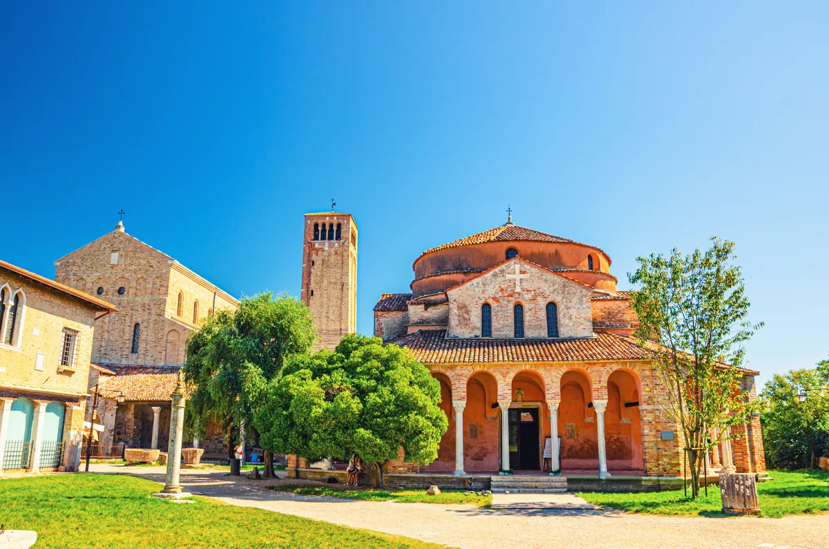  A Santa Fosca-templom Torcello szigetén, a Velencei-lagúnában. 