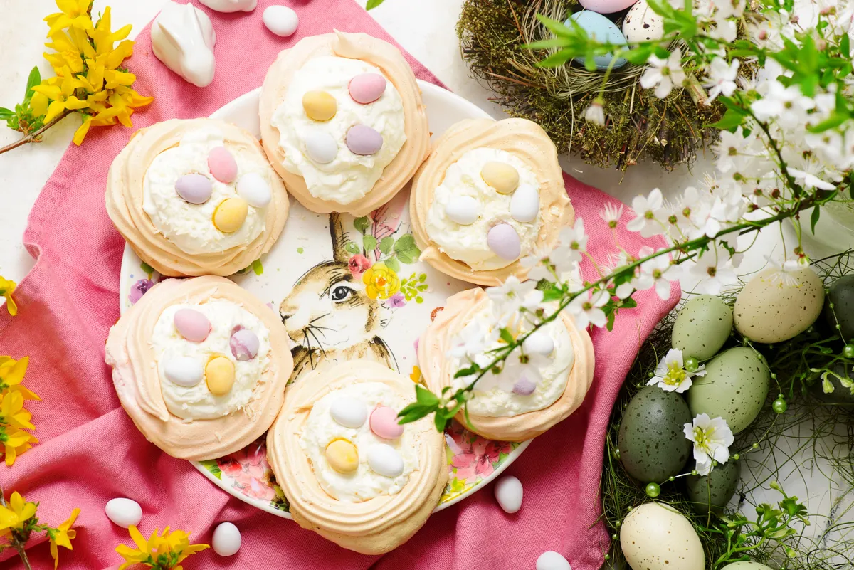 Húsvéti recept ötletek közül néhány színes sütemény.