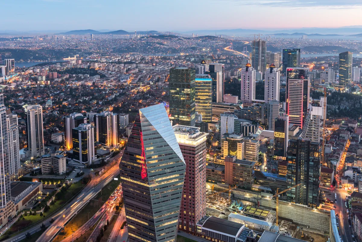 Dubaj helyett kiváló alternatív úti cél Isztambul, ahol szintén sok felhőkarcoló van.