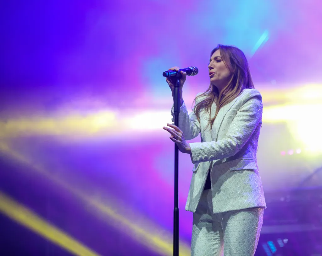 Rúzsa Magdi elegáns szettben a Punkosdi fesztiválon 2023-ban.