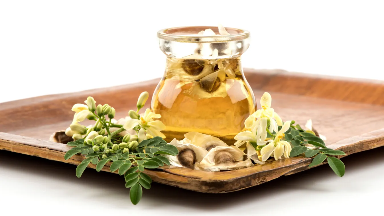 Moringa magok és moringa tea egy fatálcán