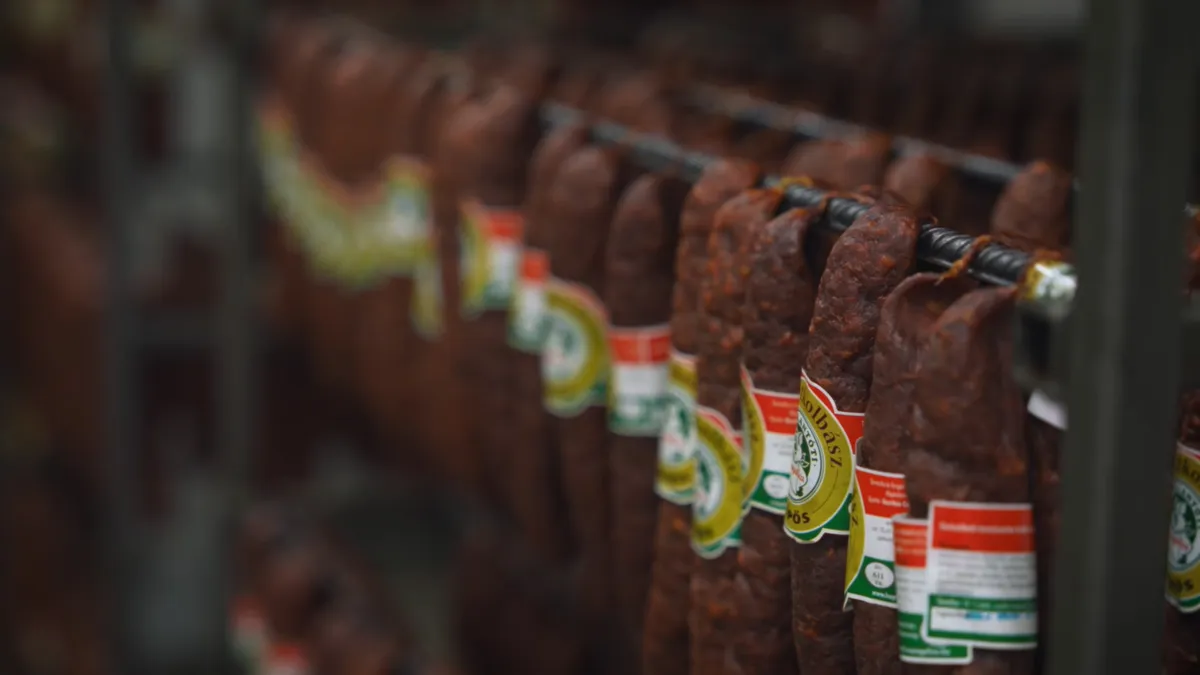 Kézműves kolbászok sorakoznak a füstölt áruknak fenntartott kamrában