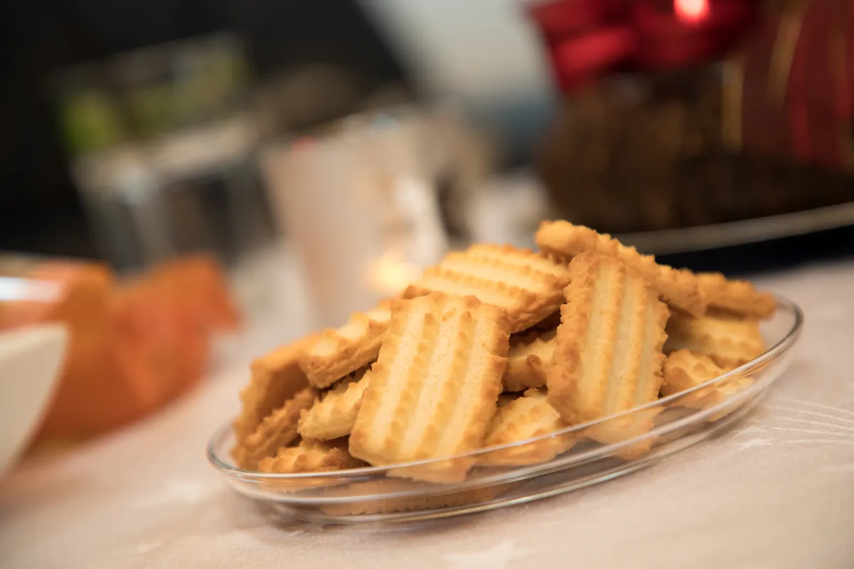 Retró sütemények közül a darálós keksz egy tányéron.