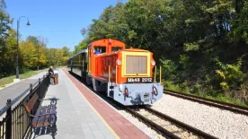 Tavaszi bakancslistás programok a Váli-völgyben: piknik a Nyakas-kőnél, kisvasutazás és borozás Töknél